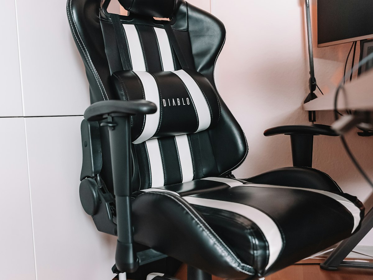 Chaise gaming noire et blanche