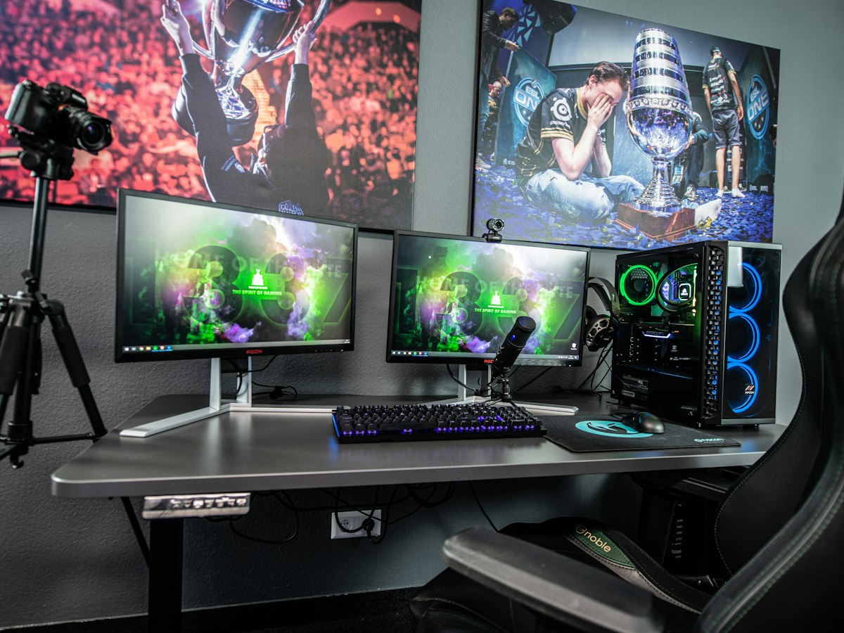 Bureau gamer avec deux écrans